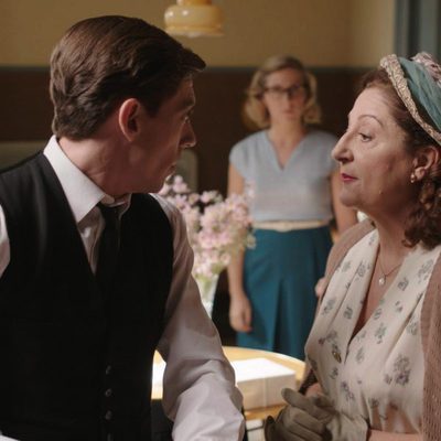 Concha conversa con Pedro en 'Velvet'