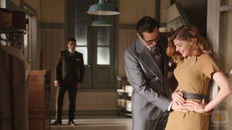Raúl toca la tripa de Cristina en 'Velvet'