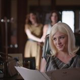 Patricia Márquez está viendo el catálogo de trajes en 'Velvet'