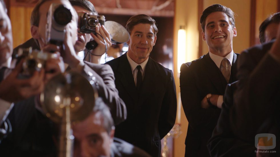 Raúl de la Riva y Pedro miran atentamente la rueda de prensa en 'Velvet'