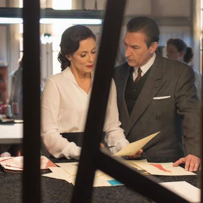 Doña Blanca mira atentamente nuevos modelos con Esteban en 'Velvet'