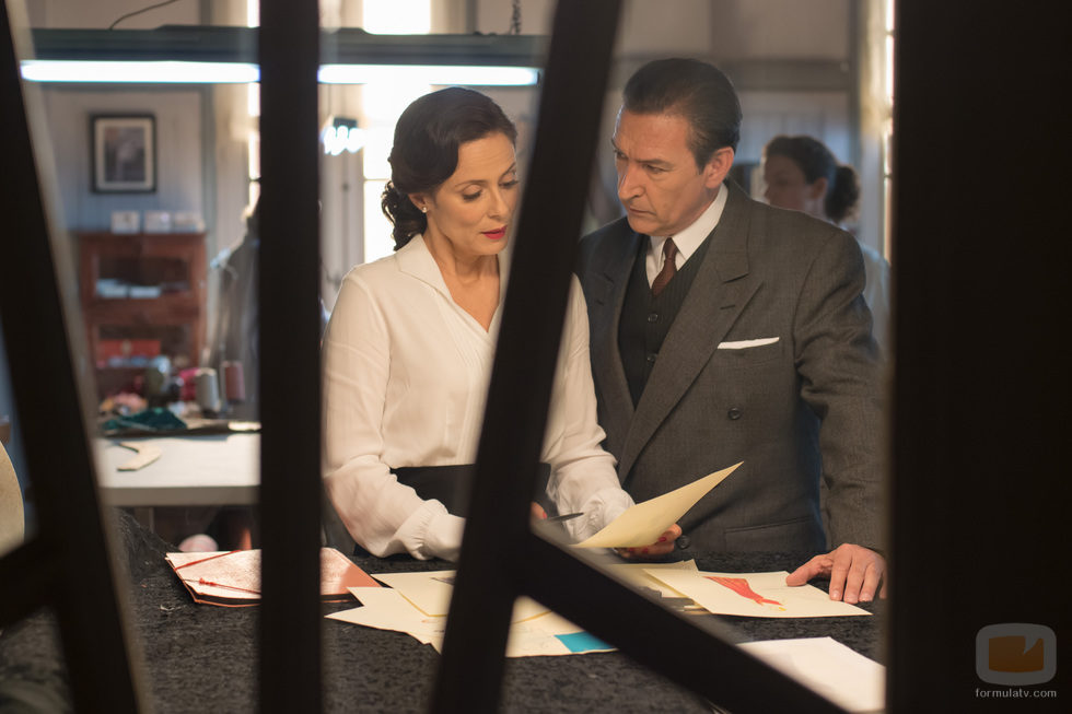Doña Blanca mira atentamente nuevos modelos con Esteban en 'Velvet'