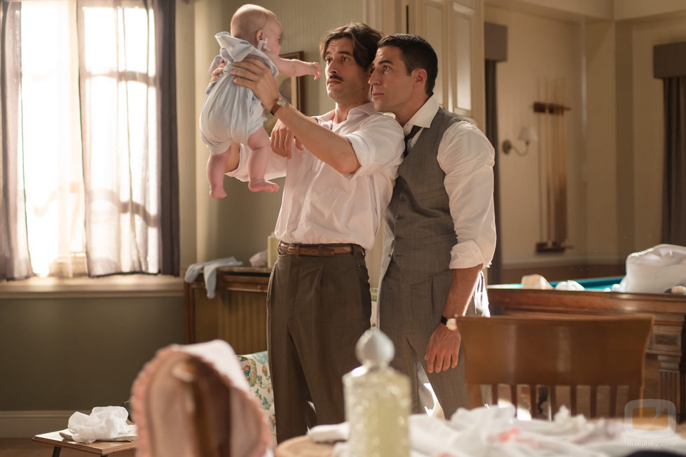 Alberto y Mateo Ruiz con un bebé en 'Velvet'