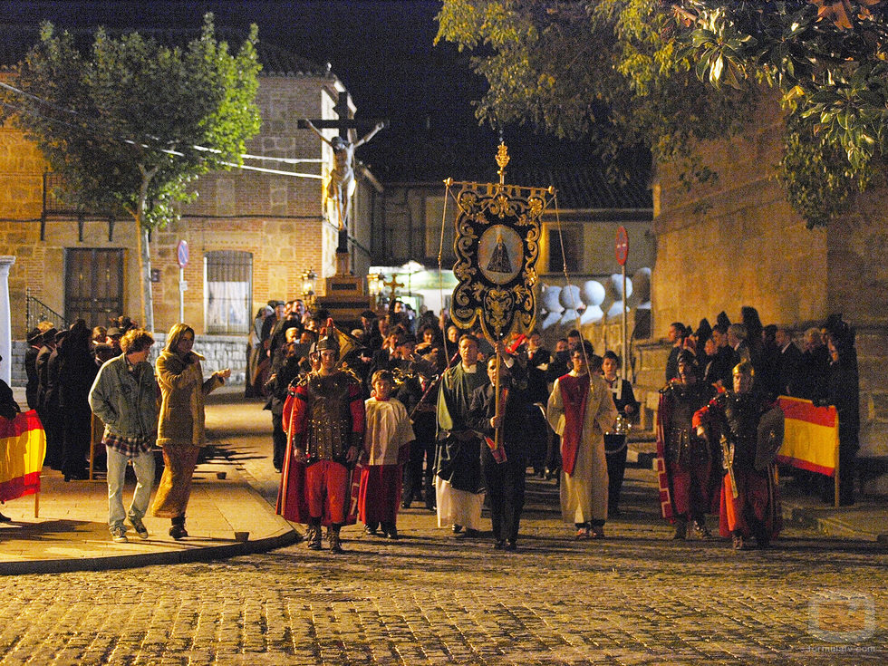 El pueblo al completo de 'El clavo de oro' en plena procesión