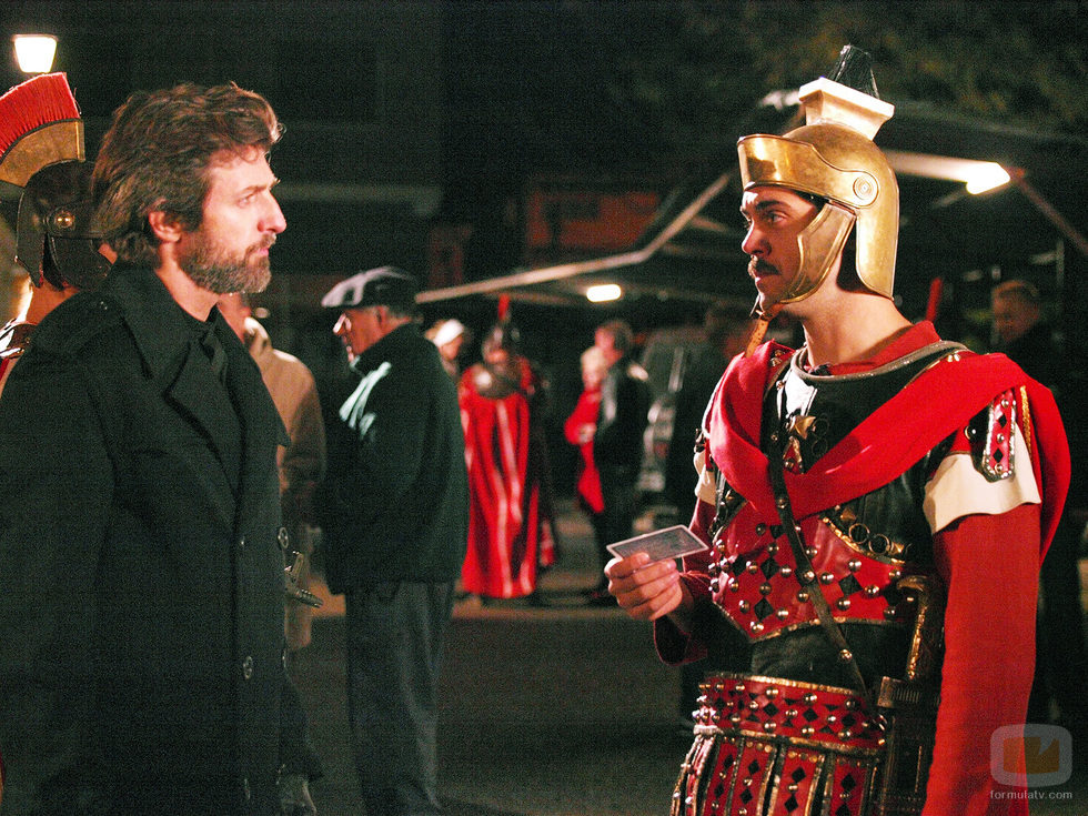 Jaume Raventós habla con uno de los "soldados" en 'El clavo de oro'