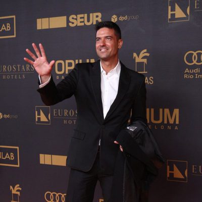 Javier Estrada saluda en la alfombra roja de los Premios Onda 2015