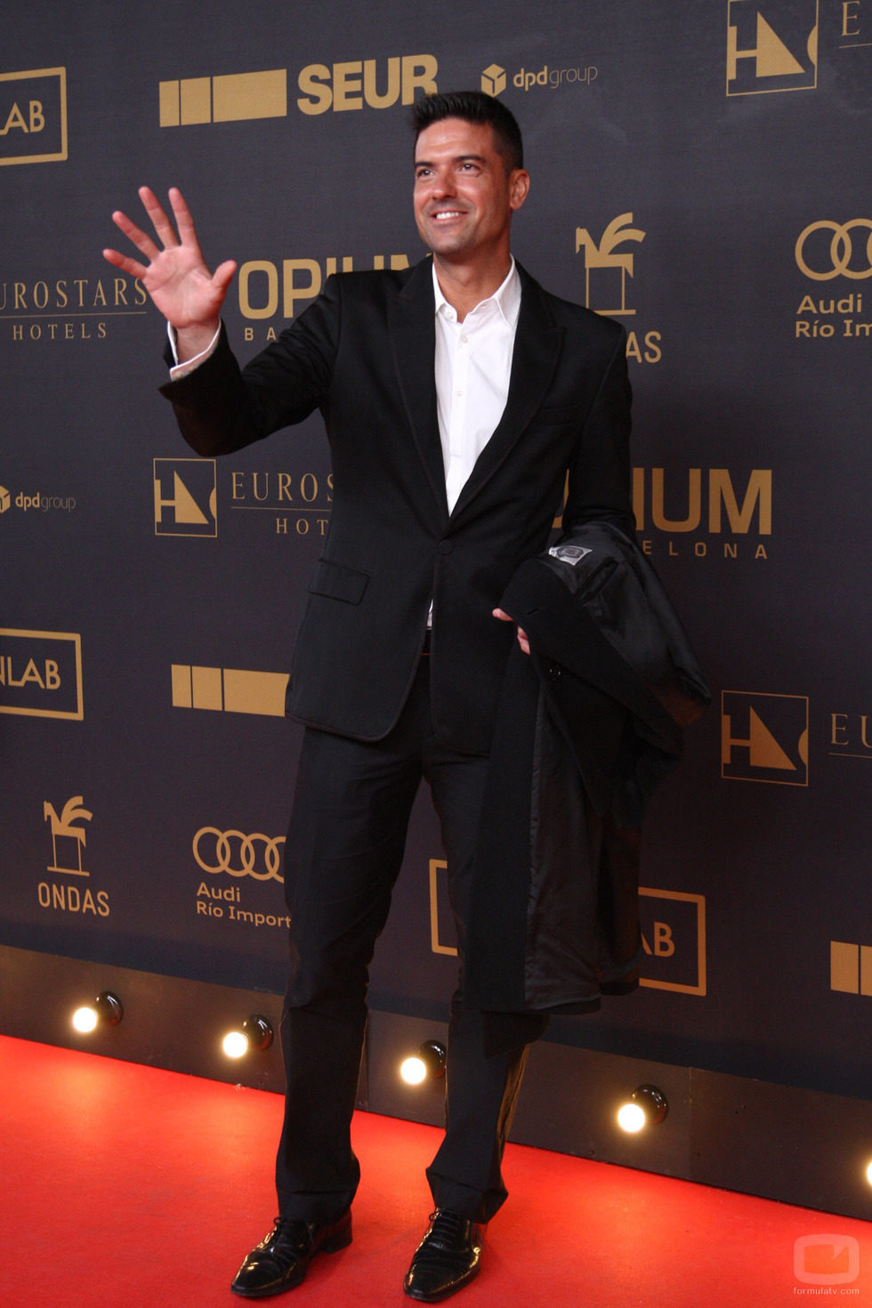 Javier Estrada saluda en la alfombra roja de los Premios Onda 2015