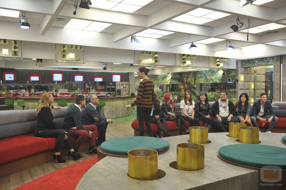 Raquel Sánchez Silva con los familiares de los concursantes en 'Gran Hermano 16'