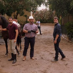 Héctor visita a la familia de Lola en 'Mar de plástico'