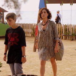 Marta camina hacia adelante y protege a su hijo en 'Mar de plástico'