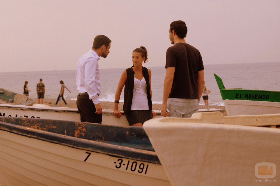 Pilar está en la playa con Lucas en 'Mar de plástico'