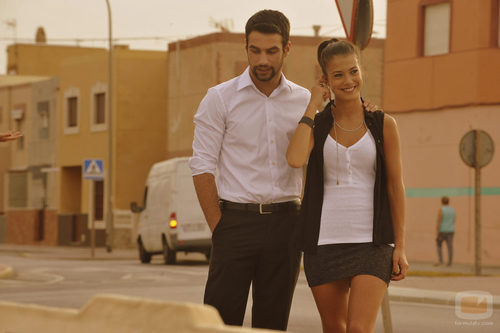 Lucas y Pilar sonrientes caminando en 'Mar de plástico'