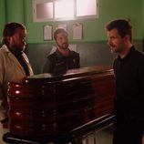 Héctor visitar el ataúd en 'Mar de plástico'