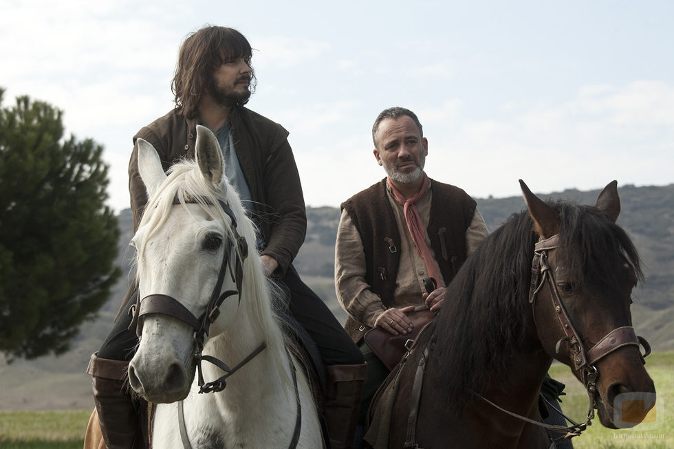 Gonzalo y Satur pasean en un caballo en 'Aguila Roja'