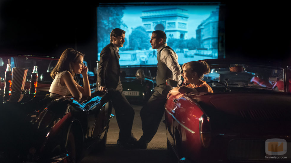 Mateo, Alberto, Ana y Clara en unos cines de verano en 'Velvet'