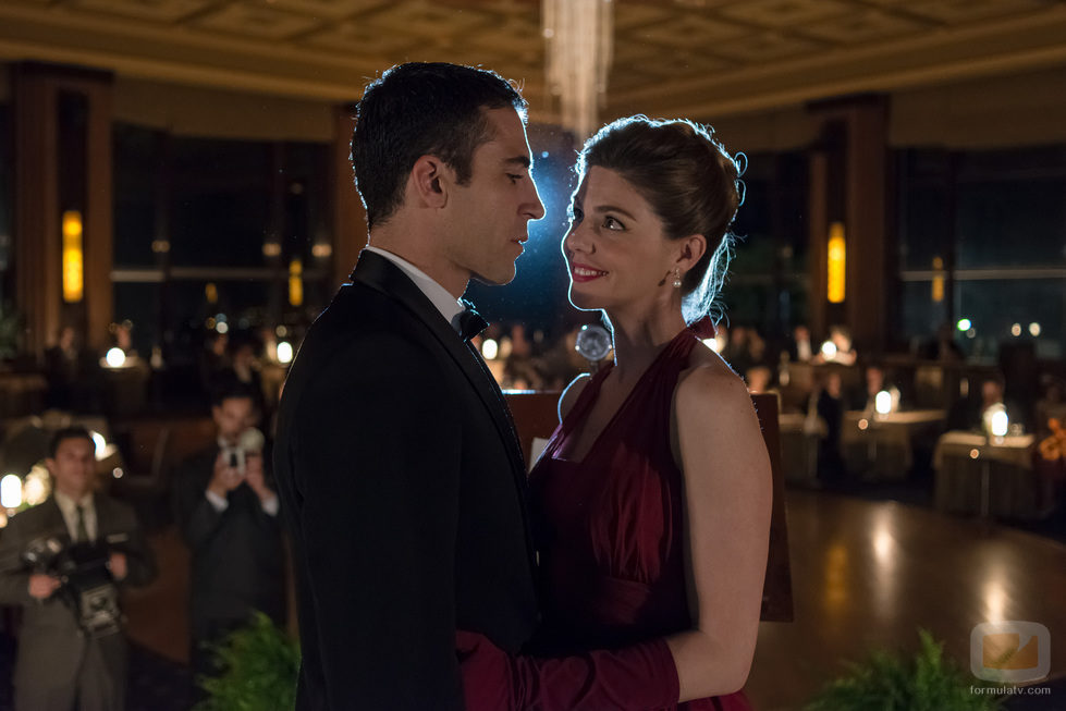 Cristina mira a Alberto en 'Velvet'
