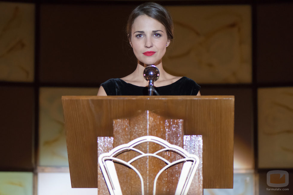 Ana da el discurso en la presentación de las galerías en 'Velvet'