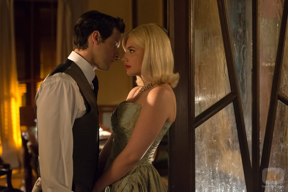 Enrique intenta besar a Patricia en 'Velvet'