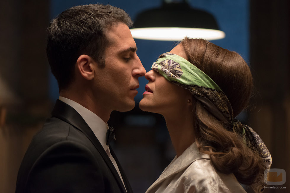 Alberto quiere besar a Ana en 'Velvet'