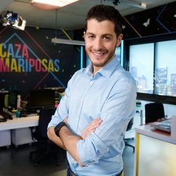 Nando Escribano posa muy sonriente en 'Cazamariposas'