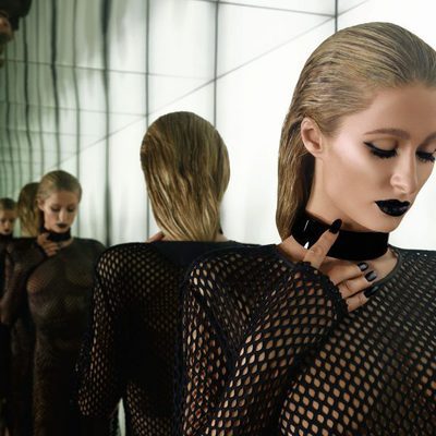 Paris Hilton, con un look gótico, lo enseña todo en Paper