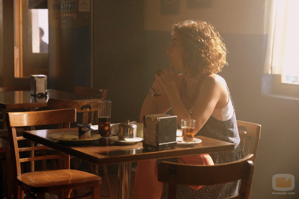 Marta está en el bar del pueblo en 'Mar de plástico'