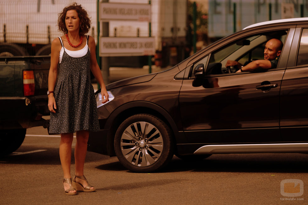 Marta pasea por las calles de Campoamargo en 'Mar de plástico'