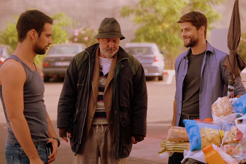 Salva y Lucas con un mendigo en 'Mar de plástico'