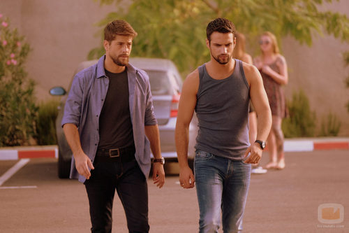 Salva y Lucas pasean en 'Mar de plástico'