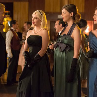 Las tres íntimas amigas conversan con Emilio en 'Velvet'