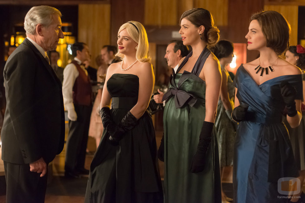 Las tres íntimas amigas conversan con Emilio en 'Velvet'