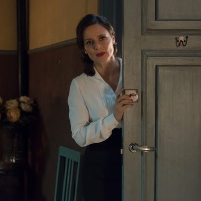 Doña Blanca observa la situación en 'Velvet'