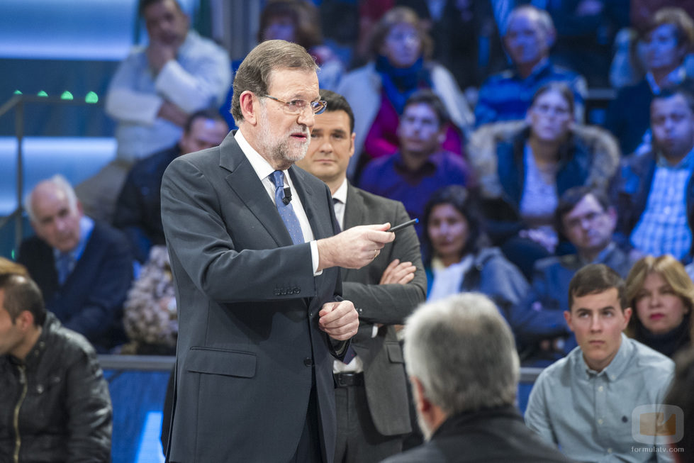 Mariano Rajoy apunta con el dedo a uno de los ciudadanos en 'laSexta Noche'