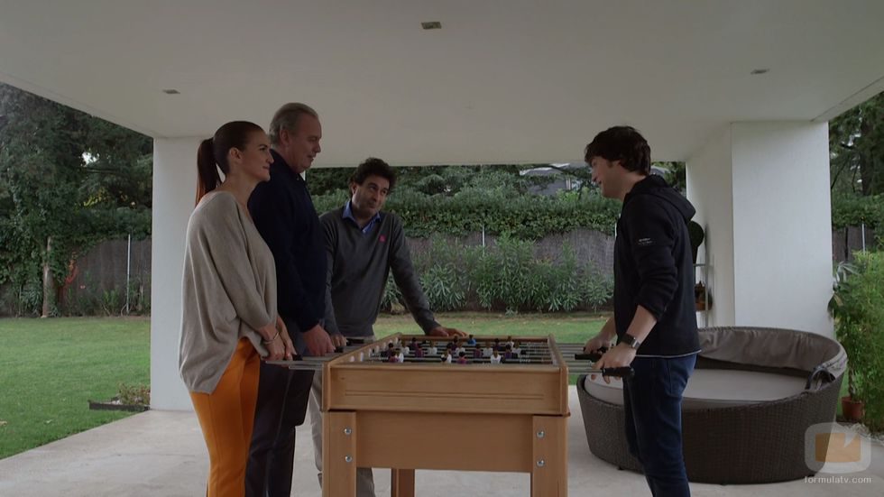 Bertín y el jurado de 'MasterChef' se divierten con el futbolín en 'En la tuya o en la mía'