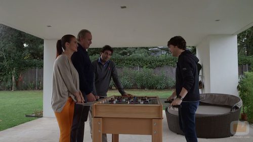 Bertín y el jurado de 'MasterChef' se divierten con el futbolín en 'En la tuya o en la mía'