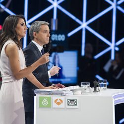 Ana Pastor y Vicente Vallés moderando en '7d: el debate decisivo'