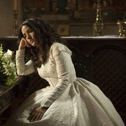 Margarita (Inma Cuesta) posa con su vestido de novia 