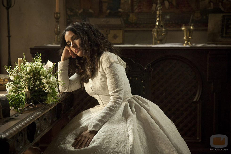 Margarita (Inma Cuesta) posa con su vestido de novia 