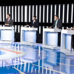 Alberto Garzón luce el lazo naranja en el debate de La 1