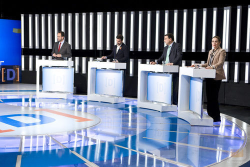 Alberto Garzón luce el lazo naranja en el debate de La 1