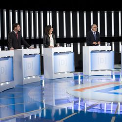 Íñigo Errejón luce el lazo naranja en el debate de La 1