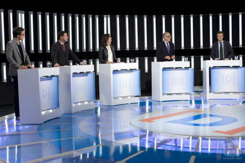 Íñigo Errejón luce el lazo naranja en el debate de La 1