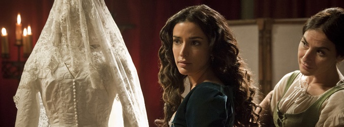 Margarita junto a su traje de novia