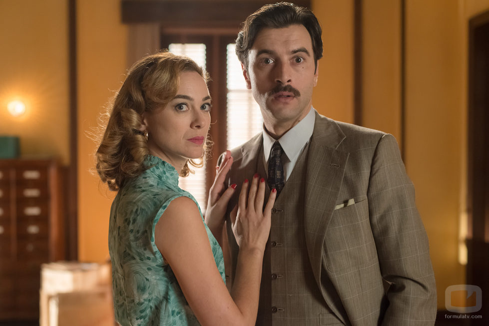 Clara sujeta a Mateo Ruiz en 'Velvet'