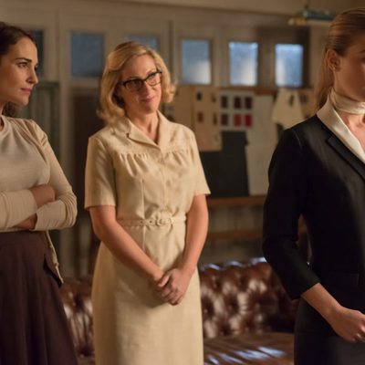 Ana y Rita miran a Lucía en 'Velvet'