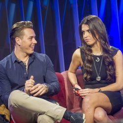 Carlos y Sofía en el sofá de 'Gran Hermano 16'