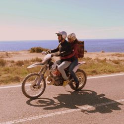 Lucas y Fara con una moto en 'Mar de plástico'