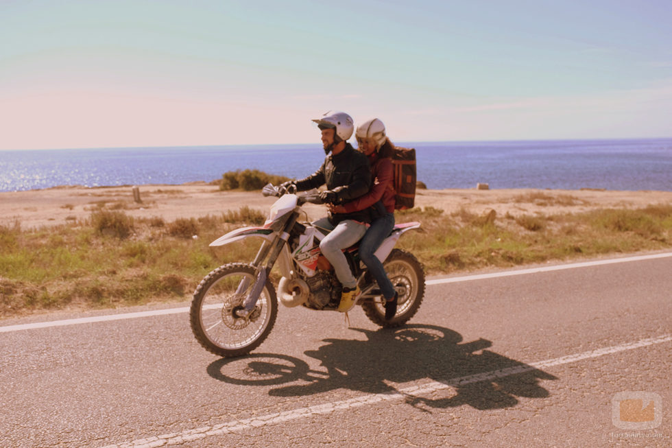 Lucas y Fara con una moto en 'Mar de plástico'