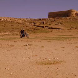 Lucas y Fara se adentran al paisaje desértico de Campoamargo en 'Mar de plástico'