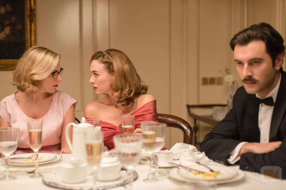 Rita, Mateo y Clara cenan en 'Velvet'